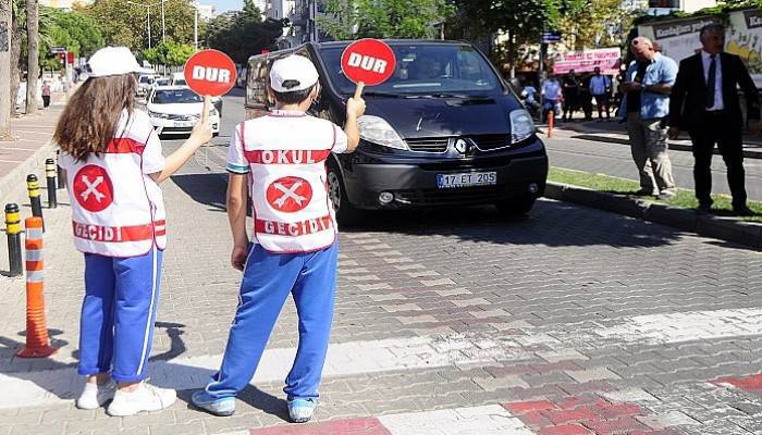 Öğrenciler ‘Yaya Güvenliğinin Nöbetçisiyiz’ dediler
