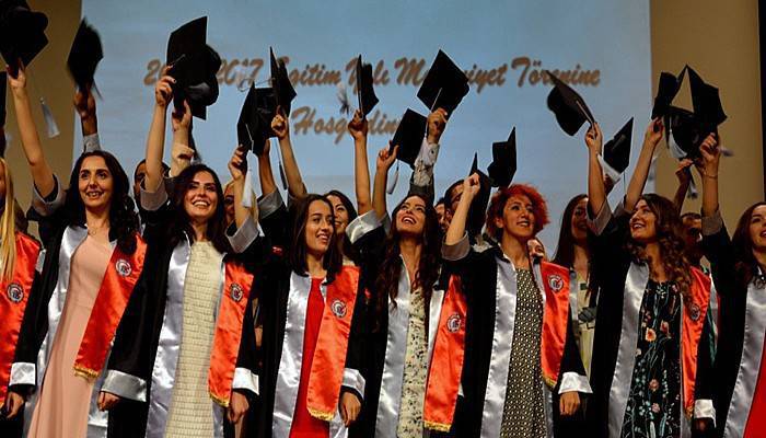 ÇOMÜ Tıp Fakültesi'nde Mezuniyet Coşkusu