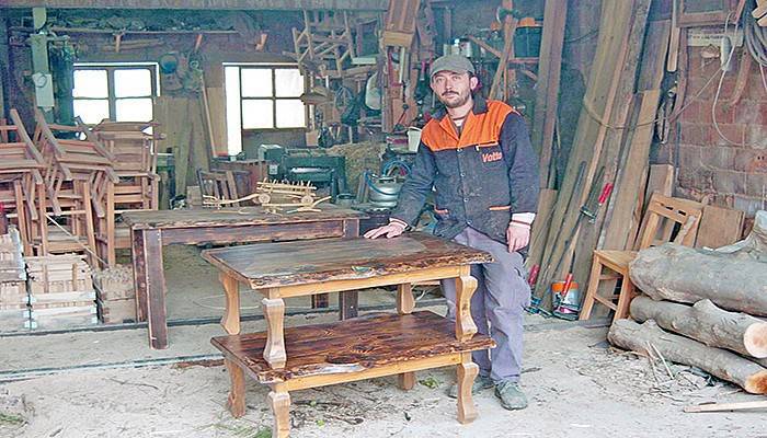 Bakkalı olmayan köyde marangozhane açtı
