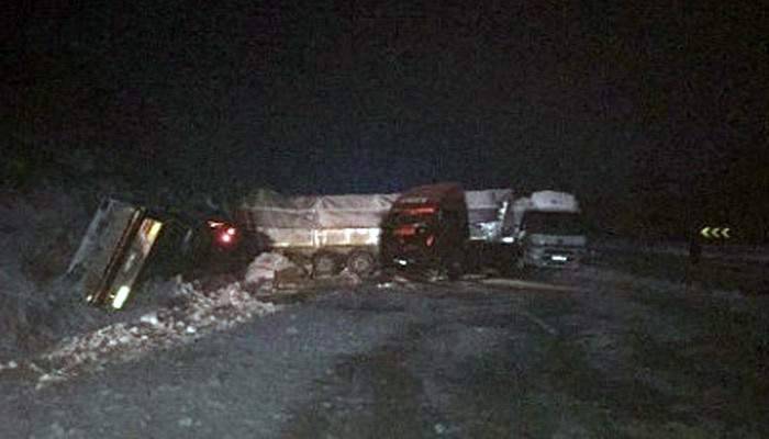 Zincirleme trafik kazası: 5 tır, 3 kamyon, 2 otomobil