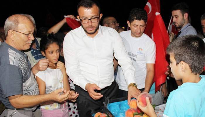 Demokrasi nöbetinde 2 ton şeftali dağıtıldı