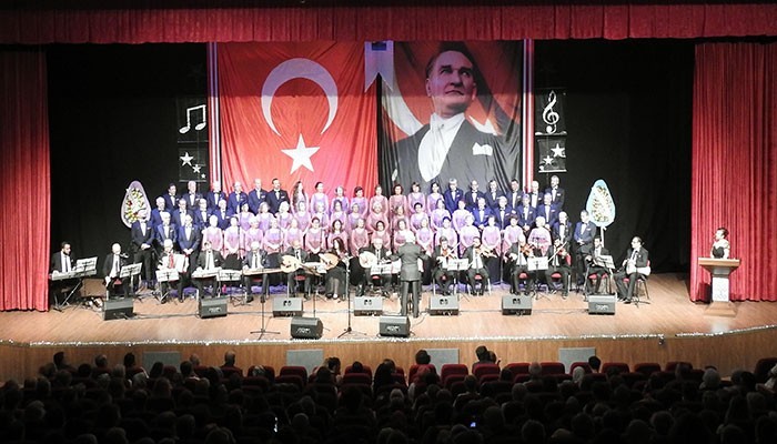 TÜRK SANAT MÜZİĞİ KOROSUNDAN BEĞENİLEN KONSER
