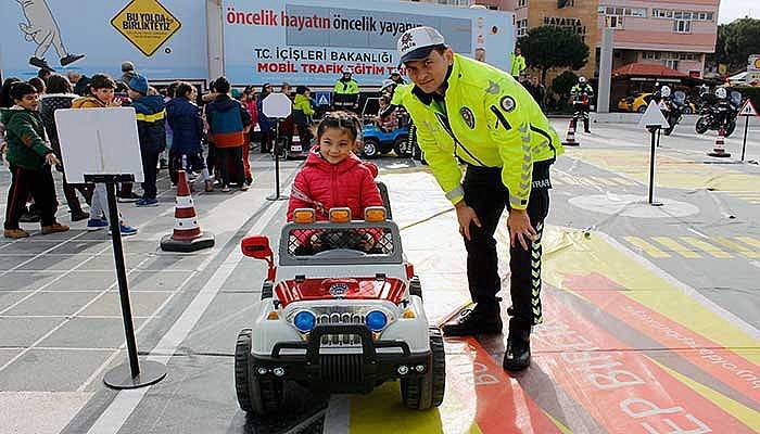 Öğrenciler trafik kurallarını akülü arabalar ile öğrendi