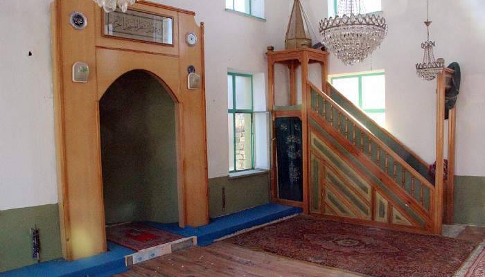 Caminin ve çevresinin bakımsız hali içleri acıttı