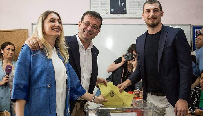 Ekrem İmamoğlu ailesi ile birlikte oyunu kullandı