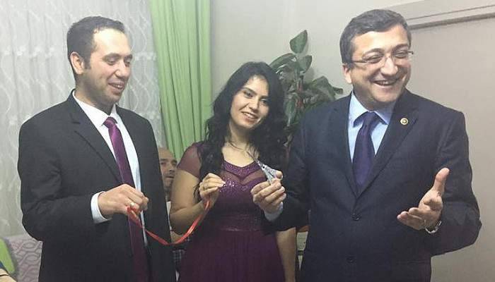 Kızı istedi, yüzükleri taktı