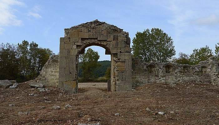 Bigalı Kalesi'nde temizlik çalışmaları yapıldı.