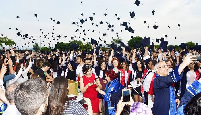 BİGA BİİBF’nde Mezuniyet Coşkusu Yaşandı