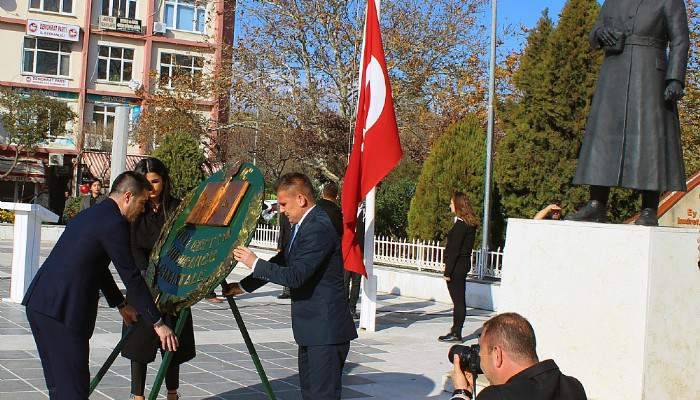 Başöğretmene çelenk, saygı ve sevgi…