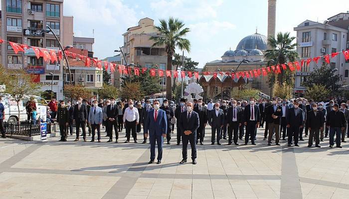 29 EKİM COŞKUSU ÇELENK SUNMA TÖRENİ İLE BAŞLADI