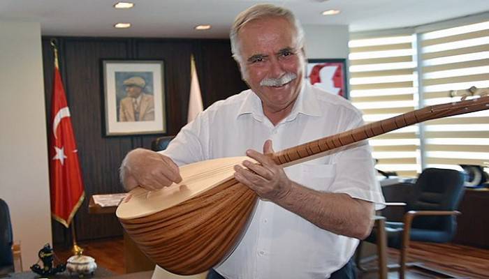 Aldı sazı eline!