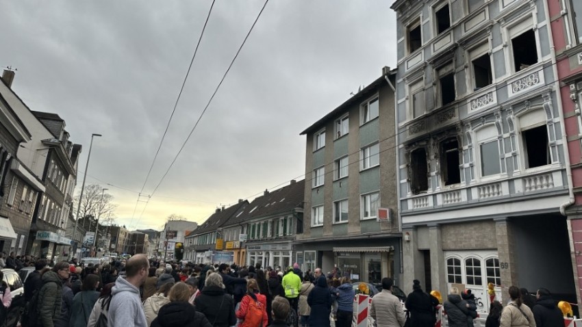 Türklerin yaşadığı bina kundaklandı: 2’si çocuk 4 ölü, 9 yaralı (VİDEO)
