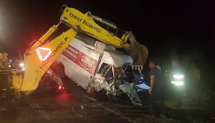 Çanakkale'de otomobil ile minibüs çarpıştı: 3 kişi öldü