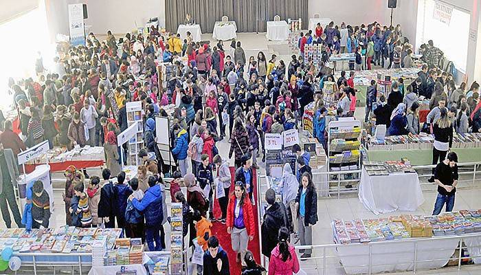 Çan Belediyesi 3. Kitap fuarı’nda yüzlerce kitapsever buluştu