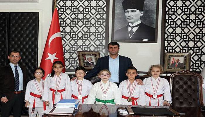 Başarılı öğrencilerden Başkan Arslan’a ziyaret