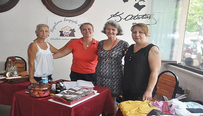 Sokak hayvanları yararına kermes düzenlendi