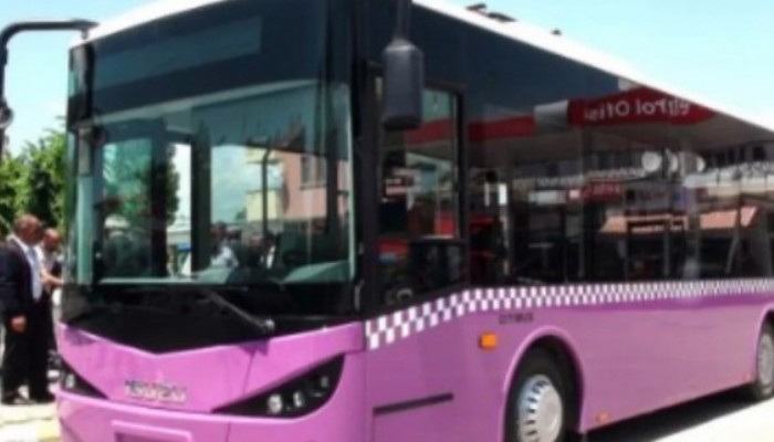 ARABALARI VAR AMA OTOBÜSE BİNİYORLAR!