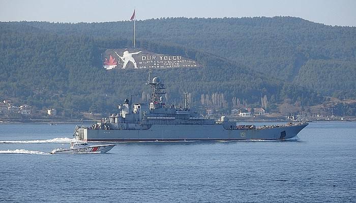 Rus savaş gemisi ’Azov’, Çanakkale Boğazı’ndan geçti (VİDEO)