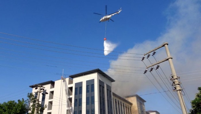 Yeni emniyet binasındaki yangına helikopterli müdahale