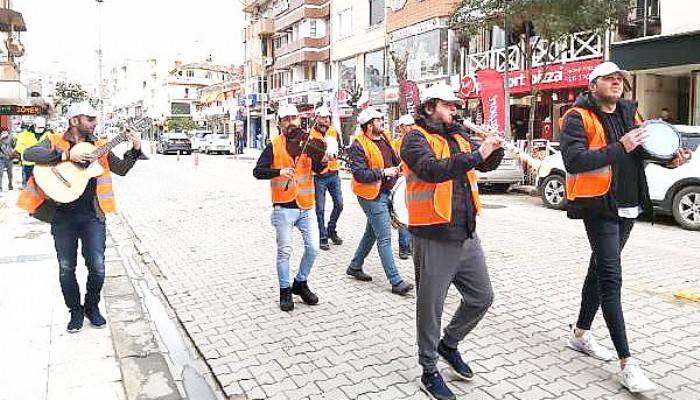 EVDE KALAN VATANDAŞLARA SOKAKTA MORAL KONSERİ