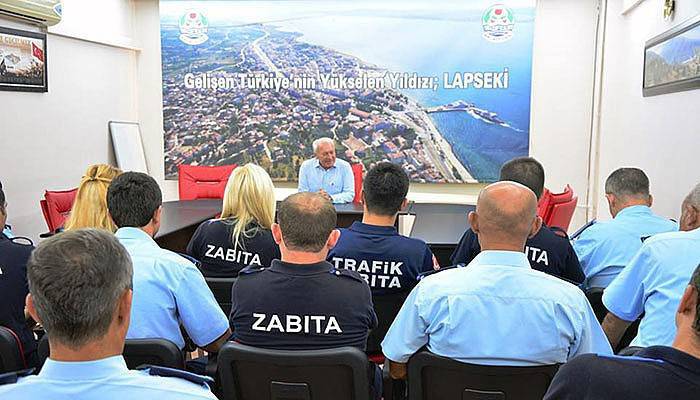 Başkan Yılmaz’dan zabıtalara hediyeli kutlama