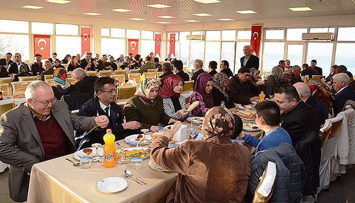 Gazi ve şehit aileleriyle yemek