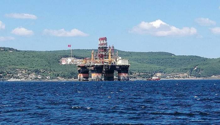 Dev petrol platform boğazdan geçti