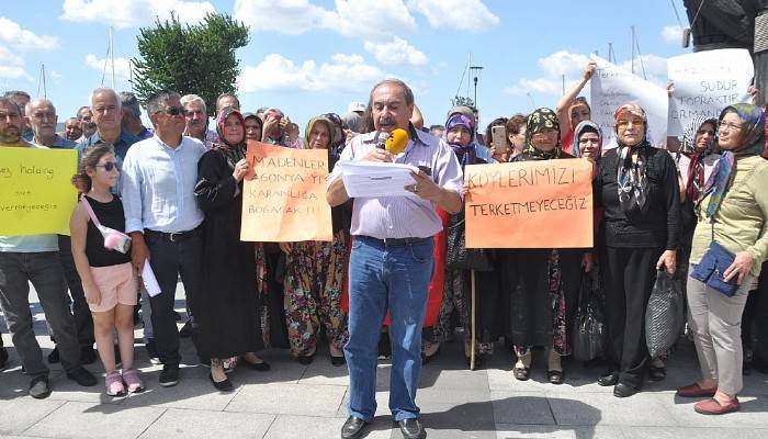 Köylüler çileklerle tepki gösterdi