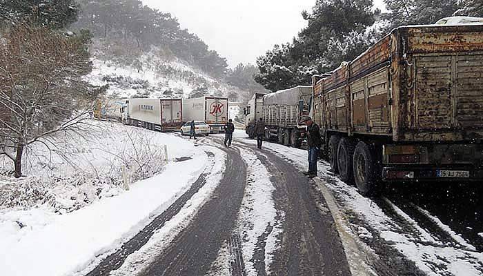 Çanakkale - İzmir karayolu trafiğe kapandı