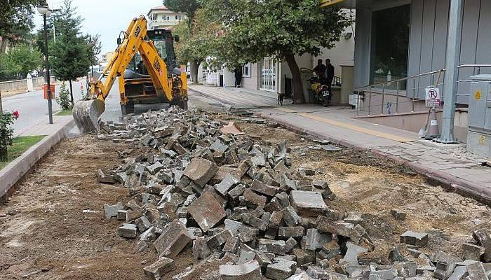 Bayramiç’te yol yapım çalışmaları devam ediyor