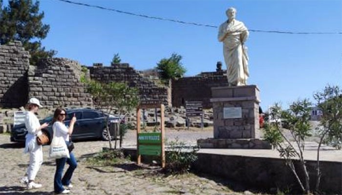 Assos’taki Aristoteles heykelinin yerine yenisi yapıldı