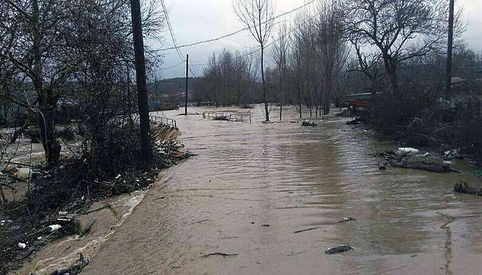 Yağmur suları yol kapattı
