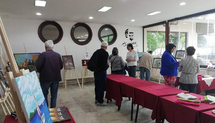 Hem resimlerini sergilediler hem kansere farkındalık oluşturdular