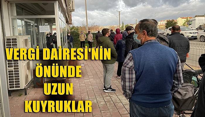 Vergi Dairesi’nin önünde uzun kuyruklar