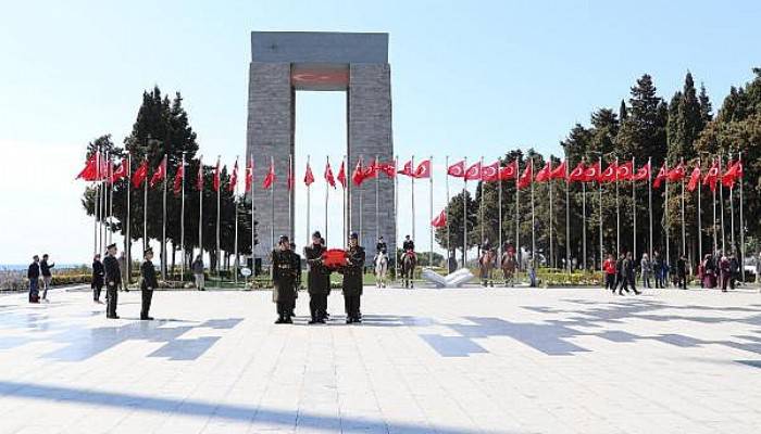 ŞEHİTLER ABİDESİ'NDE SADE TÖREN