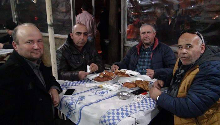 Arı yetiştiricilerinden ballı pişi ikramı