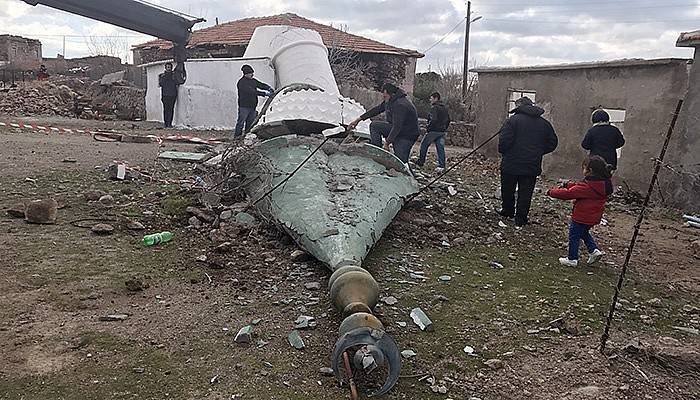 Hasarlı caminin minaresi yıkıldı