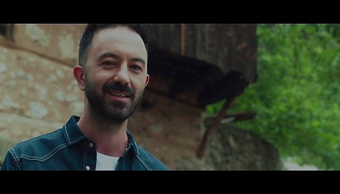 ‘Bilemezsin Ki’ şarkısı ile 90’ları hissettirdi