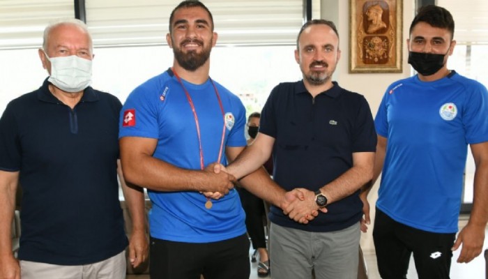 Başpehlivan Aktürk 2024’e kadar uzattı