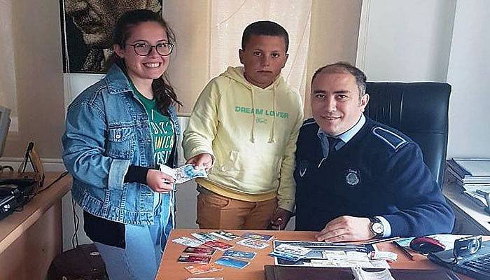 Suriyeli çocuktan örnek davranış