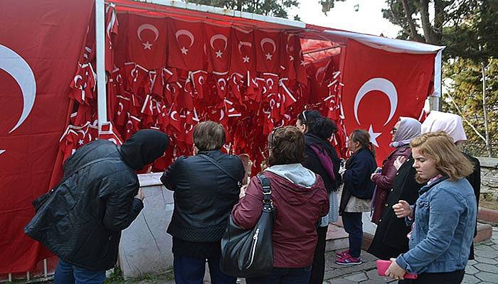 Bayraklı Baba Türbesi'ne ziyaretçi akını