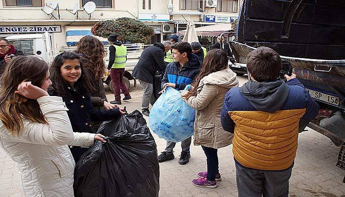 Sokak hayvanları için 20 bin pet şişe topladılar