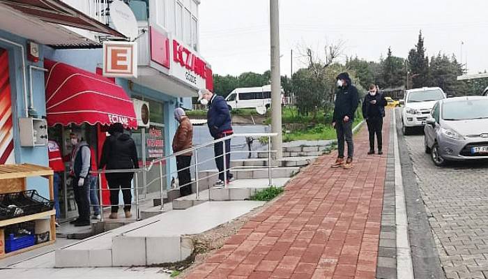 Hafta sonu nöbetçi eczanelerde kuyruklar oluştu