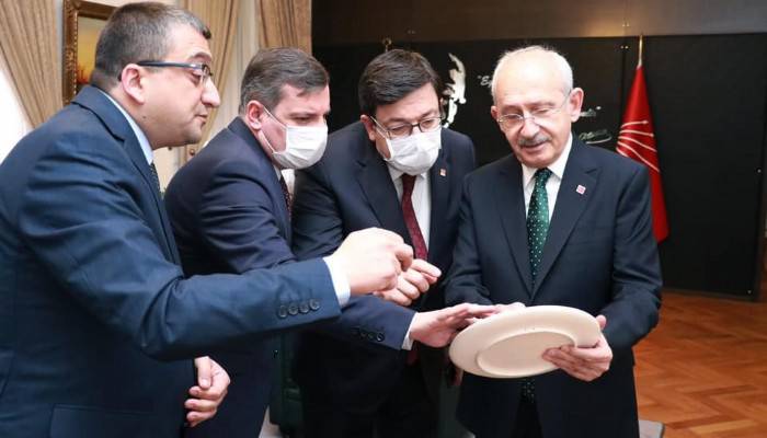 Öz’ün hediyesi Kılıçdaroğlu’nun ilgisini çekti!