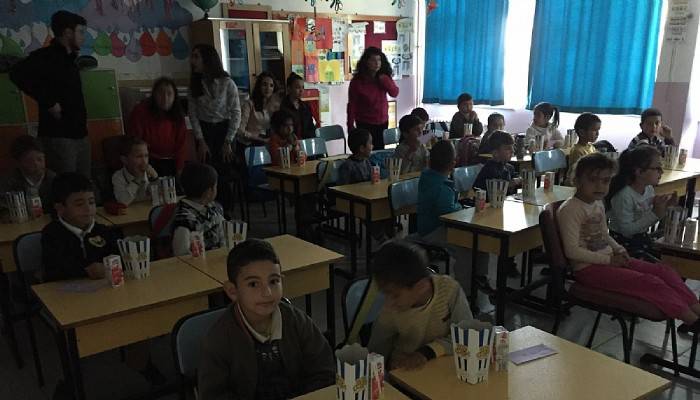 Köy okullarındaki çocuklara sinema deneyimi yaşattılar