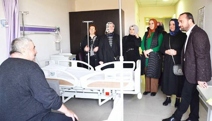 AK PARTİ İLÇE TEŞKİLATI HASTALARI ZİYARET ETTİ