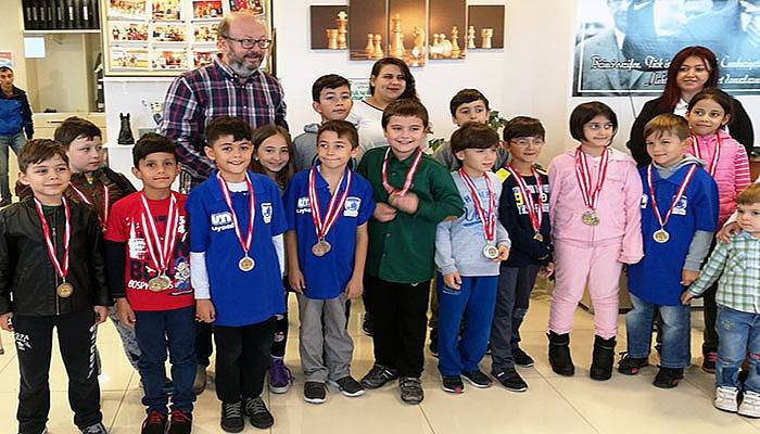 Belediyespor santraç takımı madalyalara doymuyor
