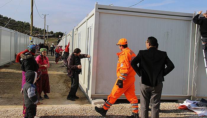 Depremzedeler konteynerlere yerleşiyor