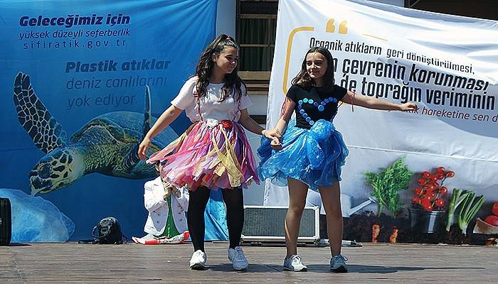Atık malzemeden giysiler defileye çıktı
