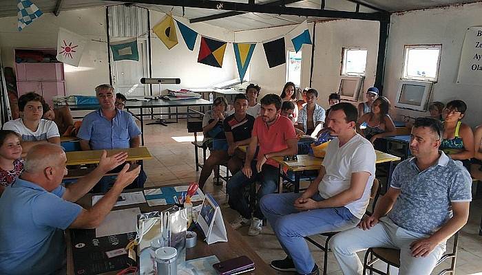 Dernek üyelerinden sporculara dondurma ikramı